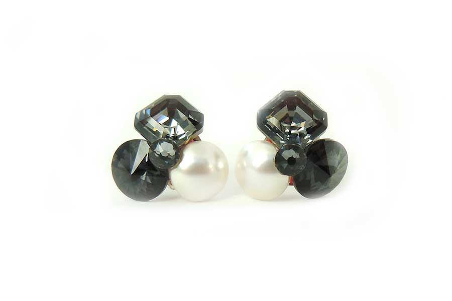 cercei argint pe ureche cu cristale swarovski gri inchis si Perle Swarovski www.cristalia.ro cercei gri cercei negrii cercei trifoi cercei rotunzi cercei patrati cercei argint cercei swarovski cercei argint cu pietre swarovski cercei perle cercei perle argint cercei argint perle cercei pe ureche cercei pe lobul urechii cercei pe ureche argint cercei argint pe ureche cercei cluj bijuterii cluj bijuterii perle swarovski cluj