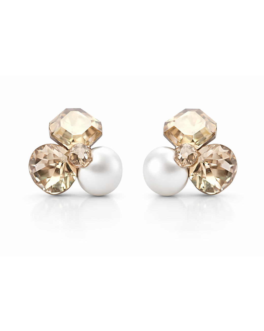 cercei-relizati-cu-trei-lemente-de-cristale-swarovski-golden-shadow-silk-si-perle-swarovski-albe cercei swarovski cercei aurii cercei argint cercei perle cercei pietre swarovski cercei elganti cercei trifoi cercei