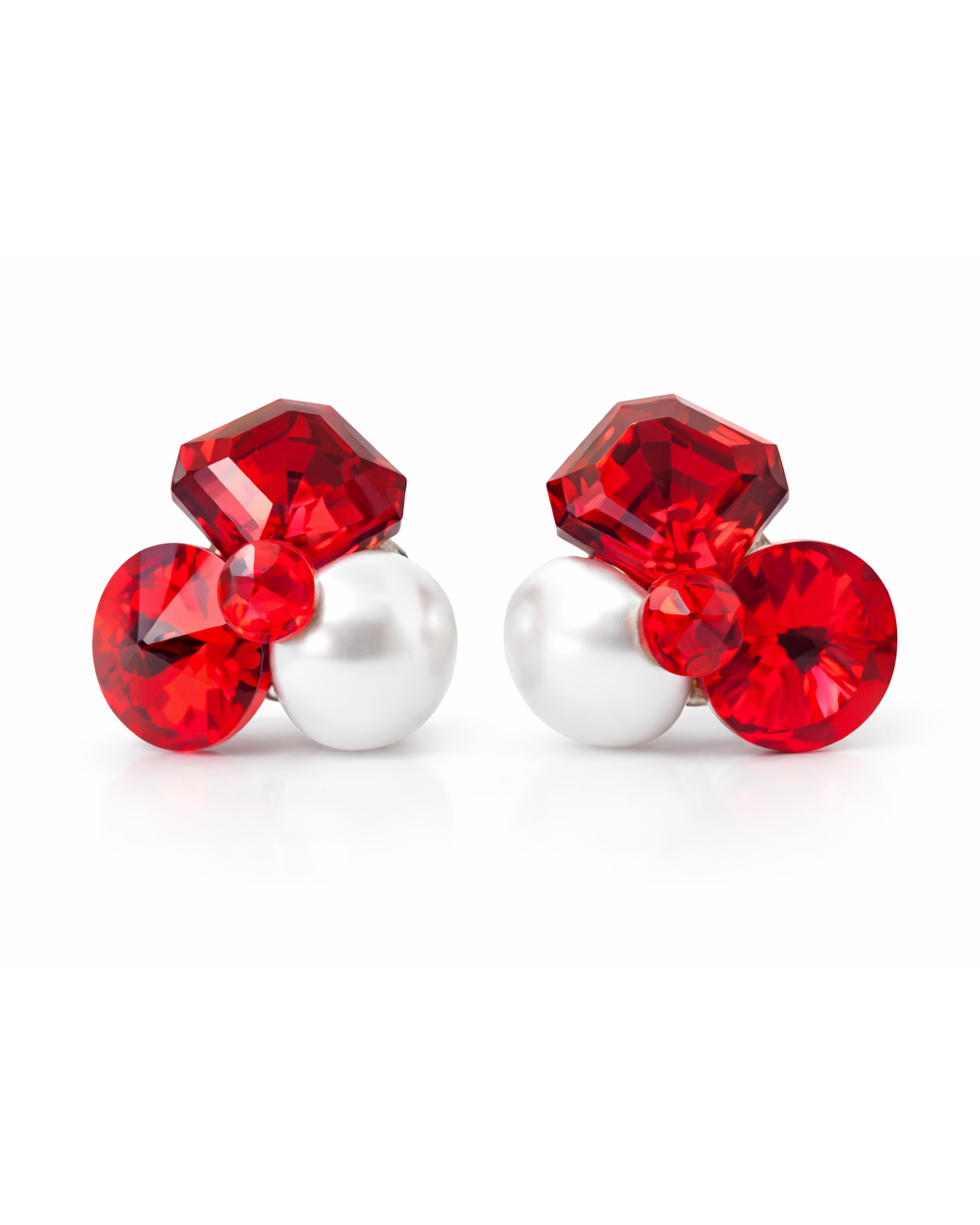 cercei-relizati-cu-trei-lemente-de-cristale-swarovski-rosu-siam-si-perle-swarovski-albe cercei rosii cercei pietre rosii cercei swarovski cercei pietre swarovski cercei swarovski argint cercei perle cercei perle albe
