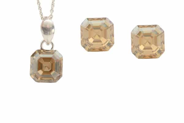 cercei aurii cercei pietre aurii cercei swarovski aurii cercei pietre swarovski aurii cercei patrati aurii cercei swarovski patrati colier swarovski auriu colier pietre aurii set bijuterii dama auriu set auriu lantisor auriu