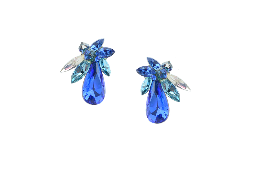 cercei-foarte-mari-pe-ureche-realizati-cu-cristale-swarovski-in-nuante-de-albastru cercei albastri cercei albastri mari cercei albasyti eleganti cercei swarovski cercei swarovski albastri cercei mari cercei eleganti cercei pe ureche swarovski cercei cercei lacrima cercei alabstru inchis cercei albastru regal