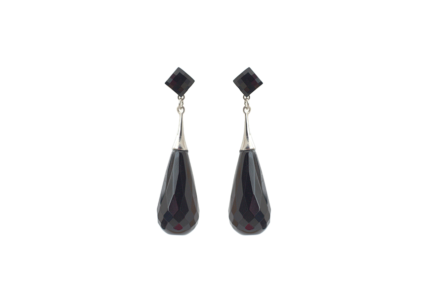 cercei-lungi-realizati-cu-cristale-swarovski-negre-si-pietre-semipretioase-onix-in-forma-de-lacrima cercei lungi onix cercei eleganti onix cercei lungi negrii cercei lungi negri cercei eleganti negrii cercei eleganti negri cercei onix negru cercei swarovski negrii cercei swarovski negri