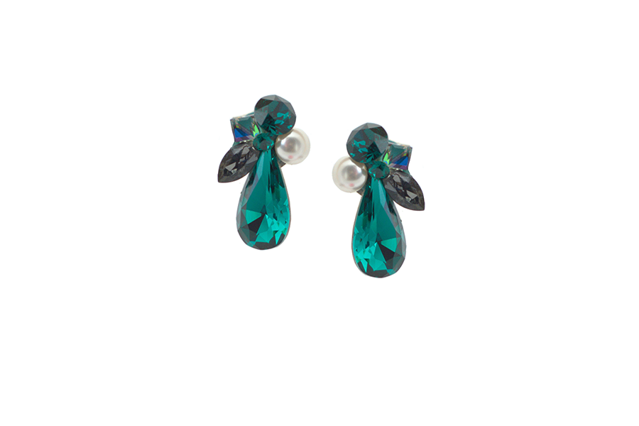 cercei-pe ureche-mari-eleganti-realizati-cu-cristale-swarovski-in-nuante-de-verde-smarald-si-perle-swarovski-albe cercei perle albe cercei cu perle cercei verzi cercei swarovski verzi cercei eleganti verzi cercei eleganti swarovski cercei mari verzi cercei eleganti perle